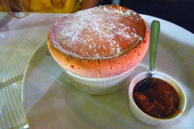 Restaurant La Cigale Récamier, soufflé à la fraise