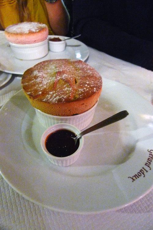 Restaurant La Cigale Récamier, soufflé caramel à la fleur de sel 