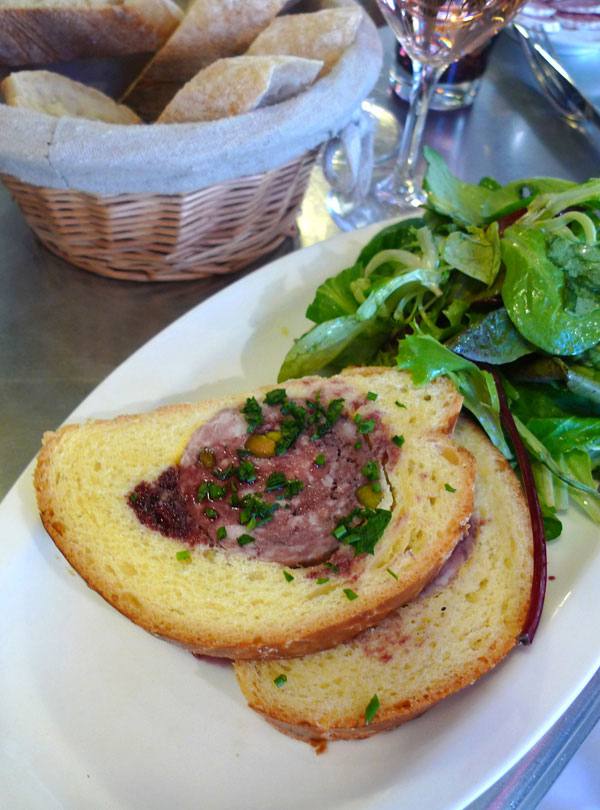 Bistrot La Cuisinière Lyonnaise : Saucisson brioché légèrement pistaché