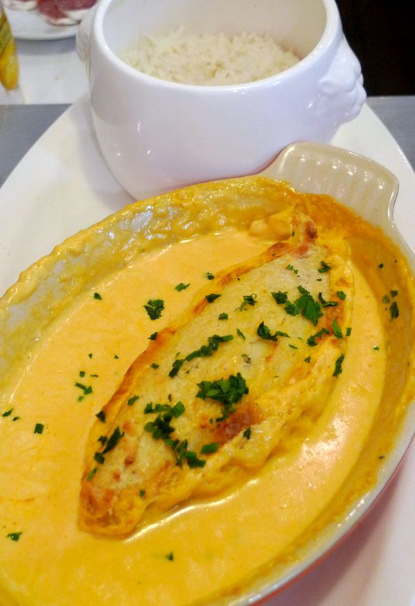 Bistrot La Cuisinière Lyonnaise : Quenelle de brochet sauce Nantua