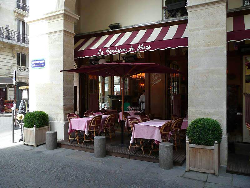 La Fontaine de Mars, terrasse sur la place 