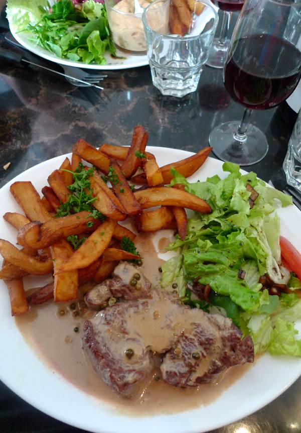 Restaurant Là-Haut, Le filet de boeuf sauce au poivre et frites maison