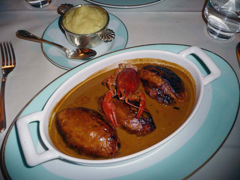 Restaurant La Marée, quenelles de brochet Daru au coulis de crustacés