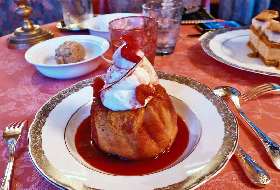 Restaurant Lapérouse : Savarin à la rose avec framboises 
