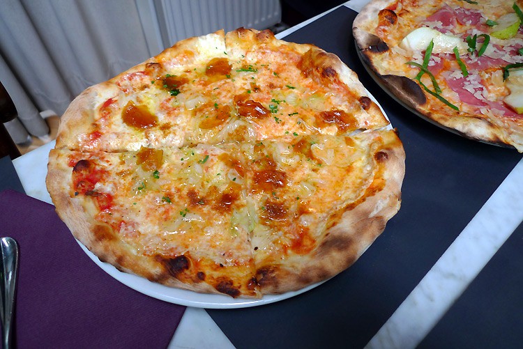 Restaurant La Pizzetta, pizza à la boutargue et oignons nouveaux 