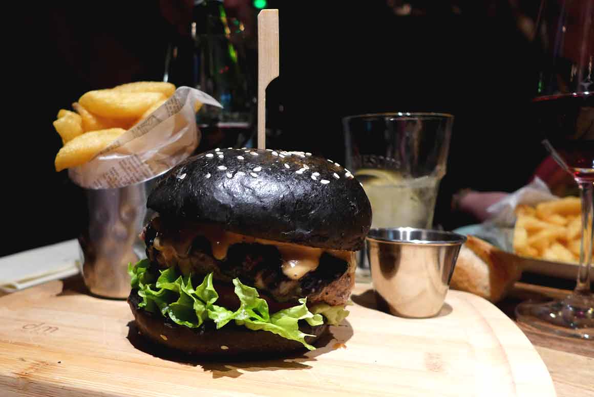 restaurant le Pub St Germain burger All Black