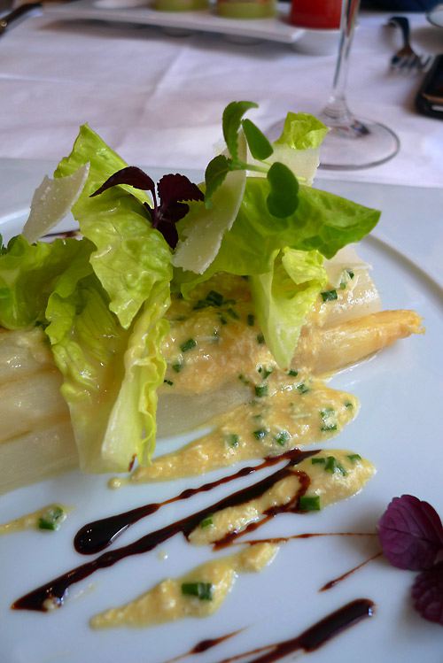 Restaurant Carte Blanche, L'asperge assaisonnée d'une vinaigrette à l'oeuf et tige de romaine croquante 