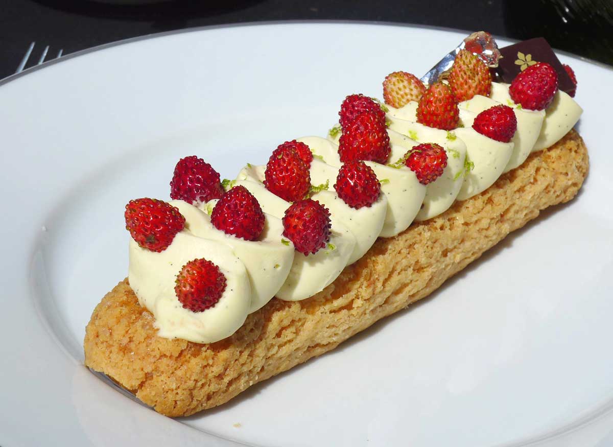 Restaurant La Terrasse du 8 Iéna : Eclair aux fraises des bois