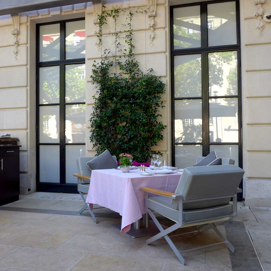 La terrasse et les fauteuils confortables