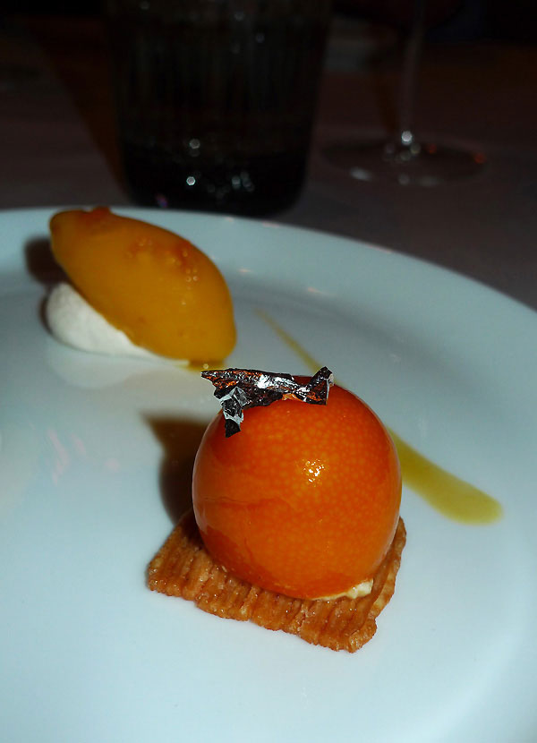 Restaurant L'Abeille, kumquat confit avec mousse et sorbet à la mandarine 