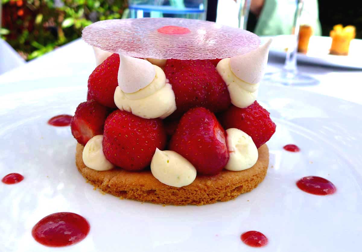 Restaurant LAGARDERE PARIS RACING : Soufflé glacé de fraises avec biscuit sablé