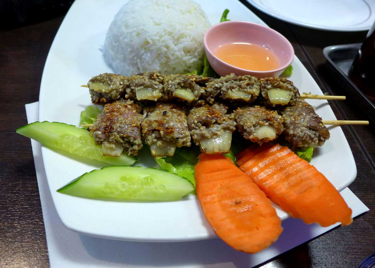 Restaurant Lao Douang Chan, Brochettes de bœuf et riz