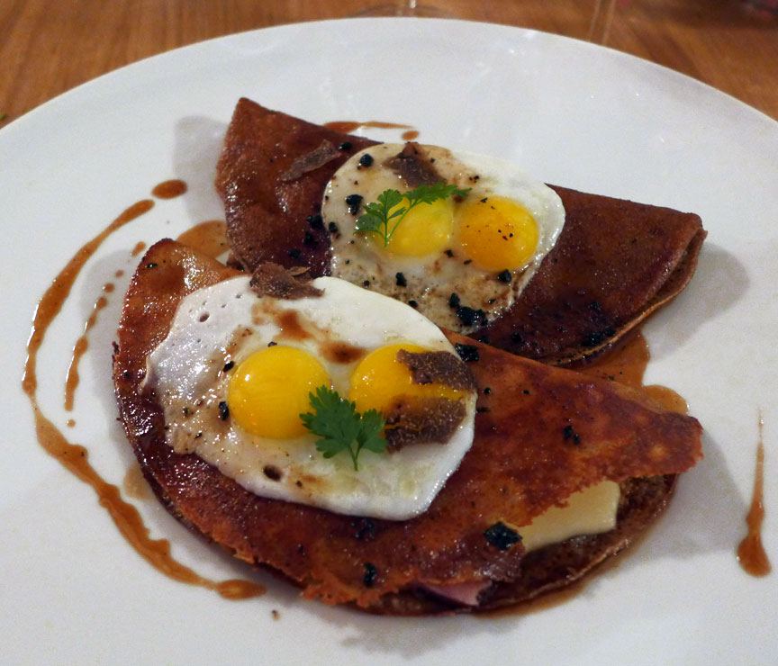 L’AUBERGE DU ROI GRADLON : Galette complète avec jambon cuit et avec œufs de caille