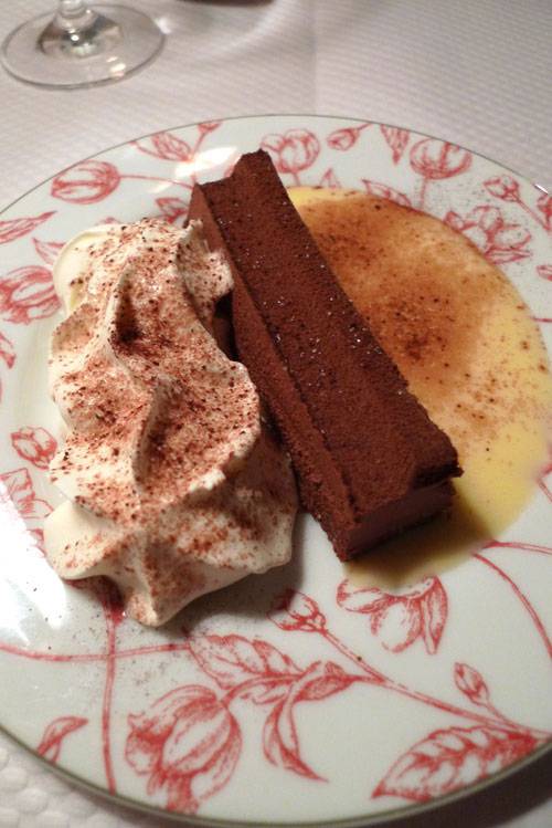 Auberge Notre Dame, gâteau au chocolat avec la crème anglaise 