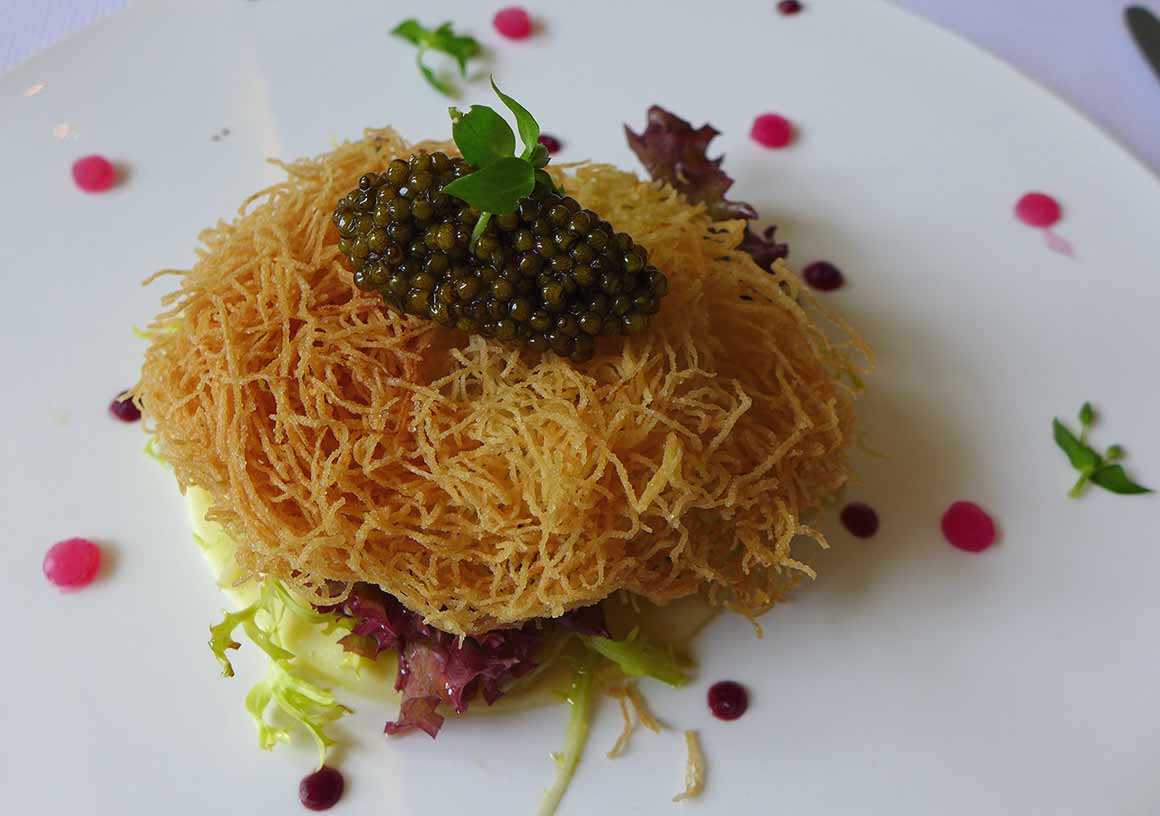 Restaurant Petrossian: L'oeuf en coque croustillante 