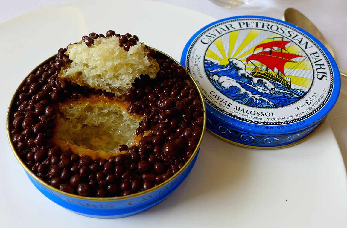 Restaurant Petrossian: baba imbibée de vieux rhum