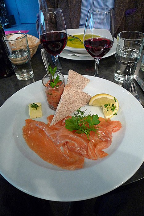 Restaurant Le 23 Clauzel, saumon fumé de Norvège avec sa verrine de tartare de tomates et pain grillé