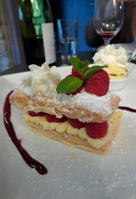 Restaurant Le 23 Clauzel, millefeuille aux framboises avec sa Chantilly maison