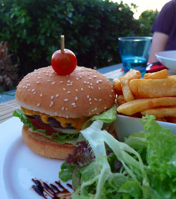 Restaurant Le 7th : Burger de bœuf avec frites et salades