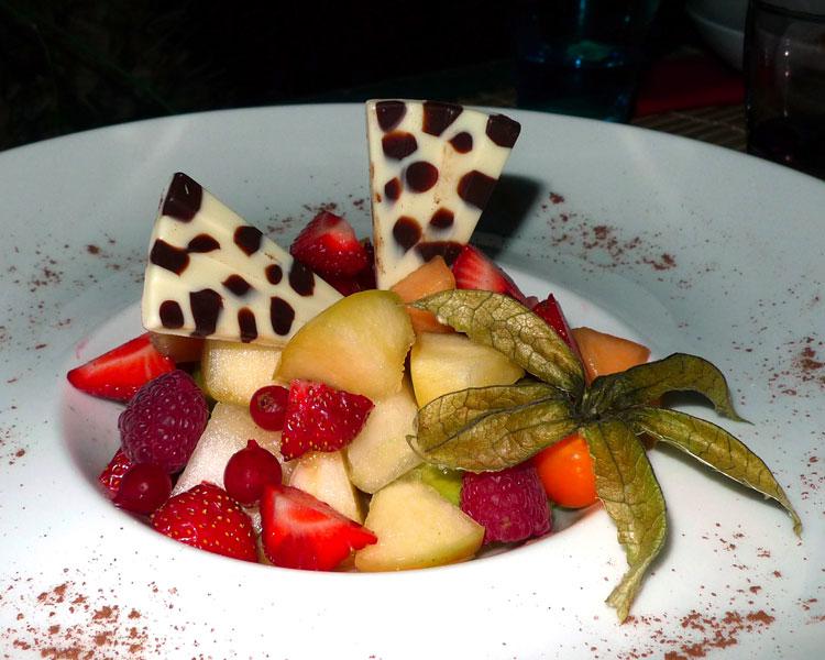 Restaurant Le 7th : Salade de fruits et chocolat blanc