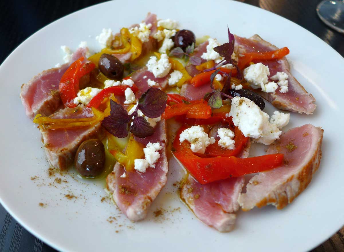 Restaurant LE BAT, Tataki de veau avec poivrons confits au cumin et féta