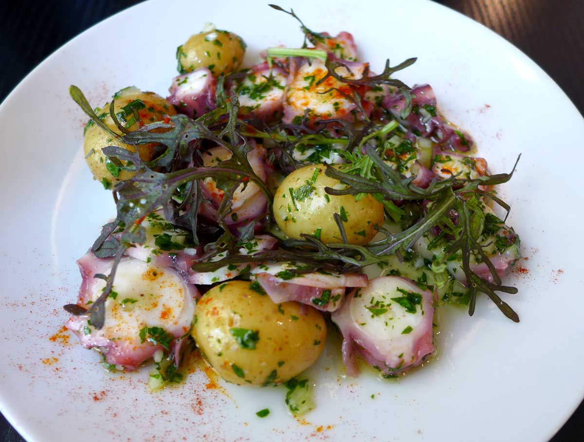 Restaurant LE BAT, Carpaccio de poulpe, pommes grenailles et Pimenton de la Vera