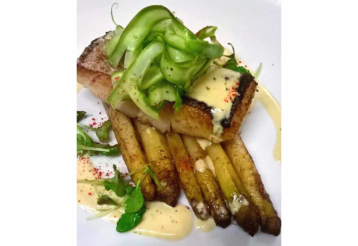 BISTRO DE L’ARC : Poisson et asperges