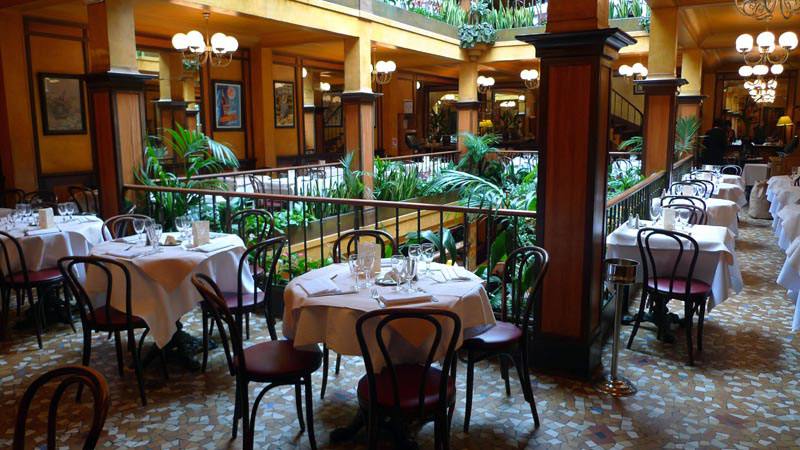 Café du Commerce, Les tables en loggia