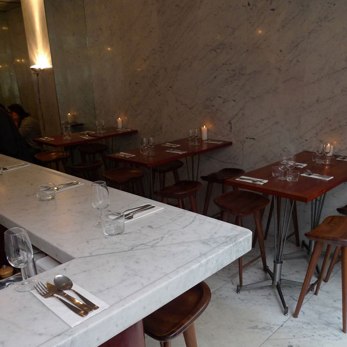 Restaurant Le Dauphin, Comptoir central en marbre