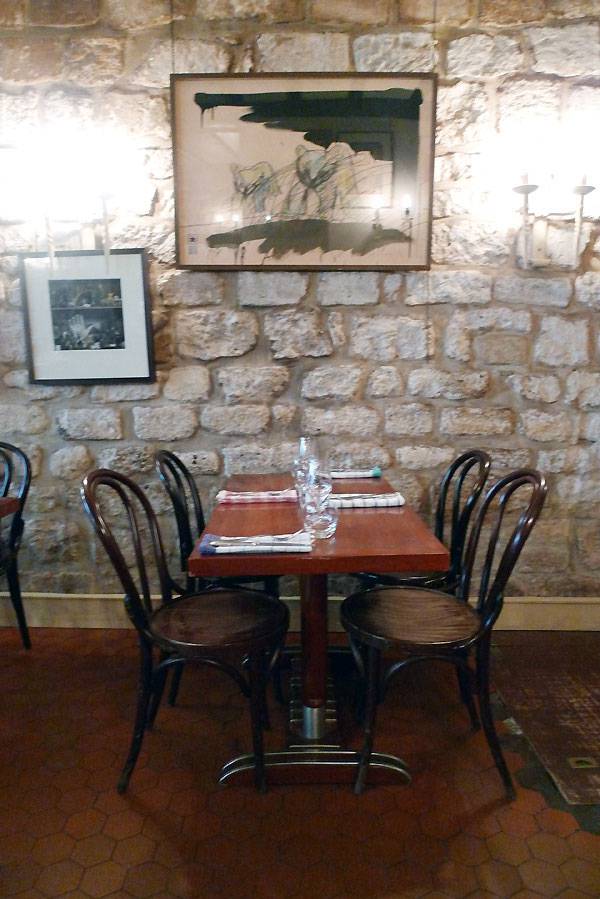 Restaurant Le Gorille Blanc, mobilier bistrot