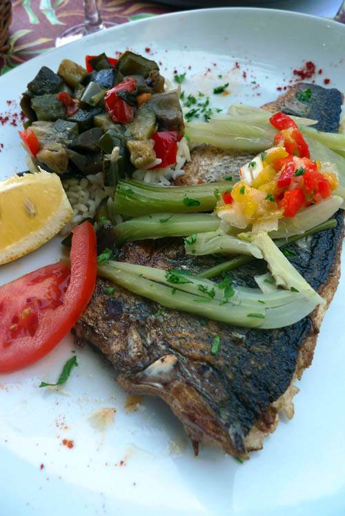 Restaurant Le Grand Bleu, Le bar au fenouil et ses petits légumes du jour 