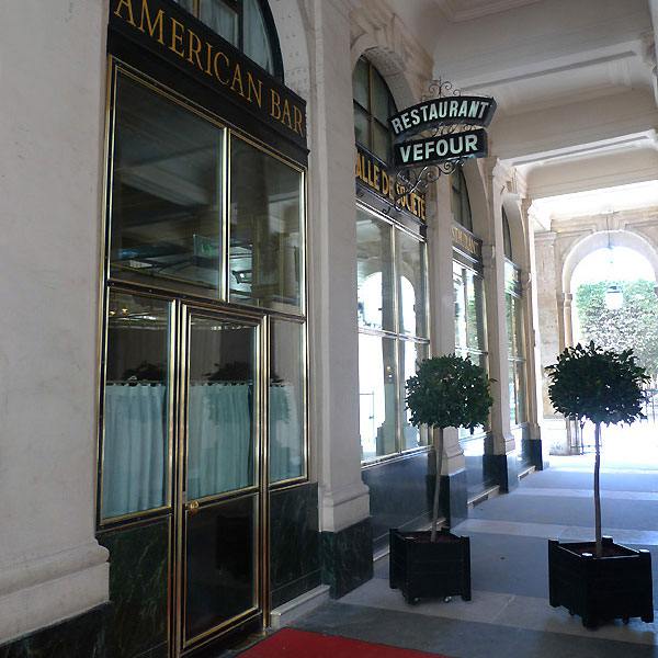 L'entrée du Grand Véfour au Palais Royal