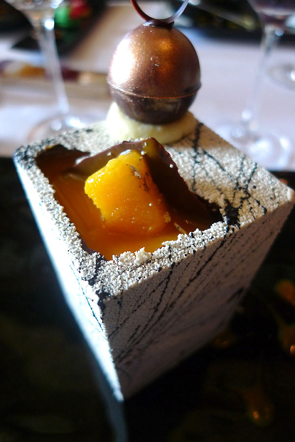 Restaurant Le Grand Véfour, cube Manjari avec mangue infusée