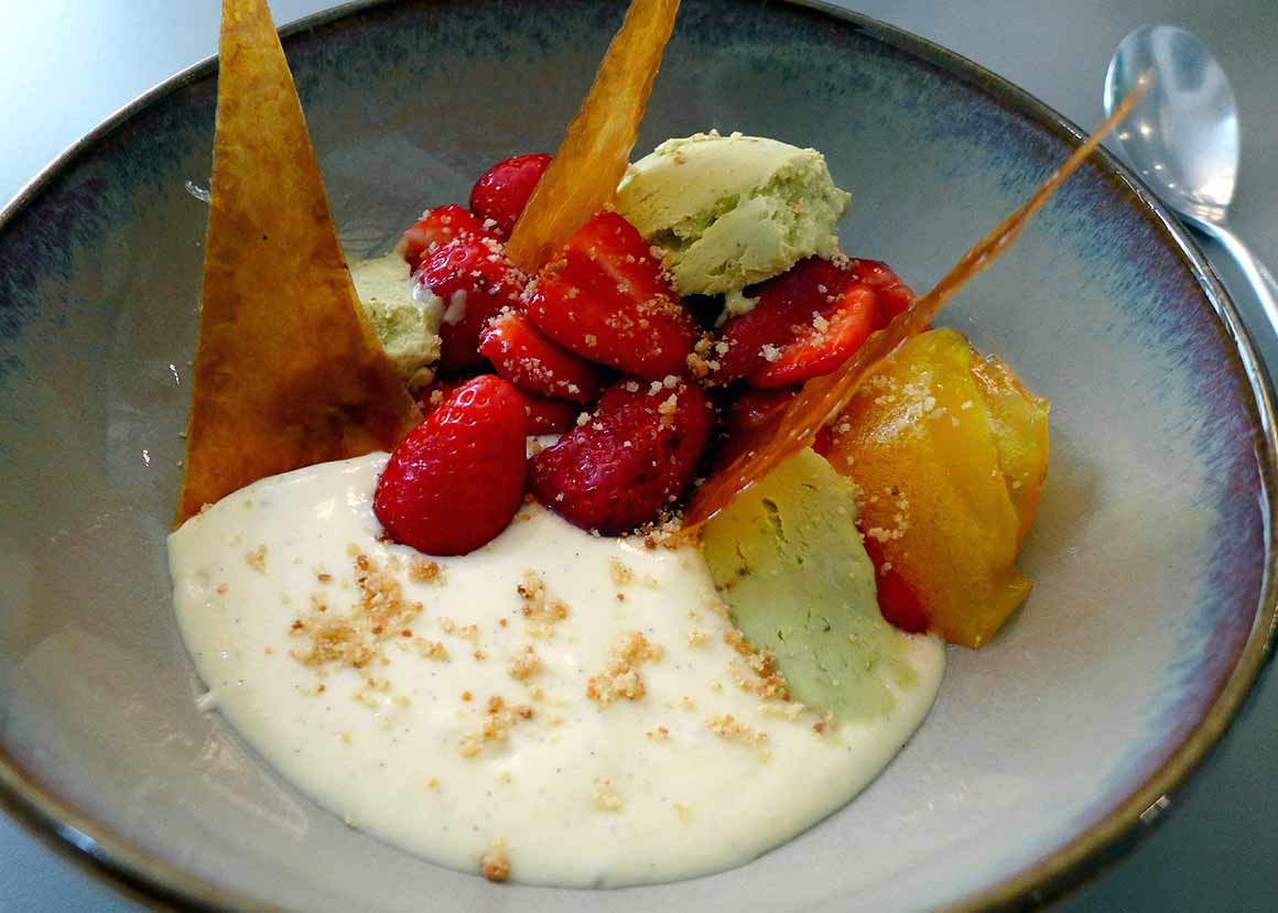 Restaurant Le 122, fraises Gariguette avec crème légère et glace pistache