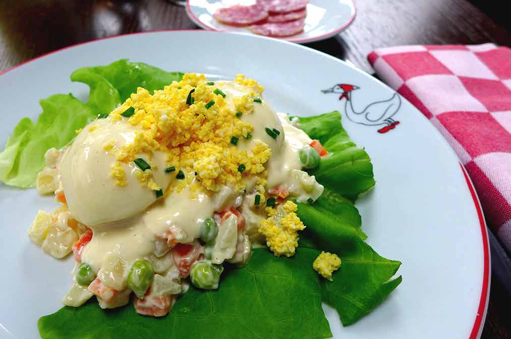 Auberge D' Chez Eux, oeuf bio mayonnaise et macédoine