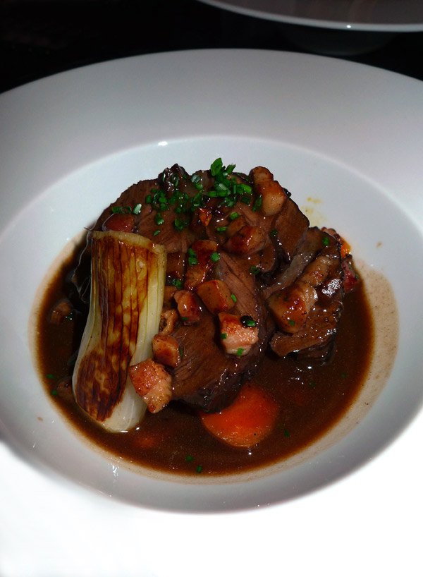 Bistrot Le Pantruche, joue de porc braisée au vin rouge et carottes 