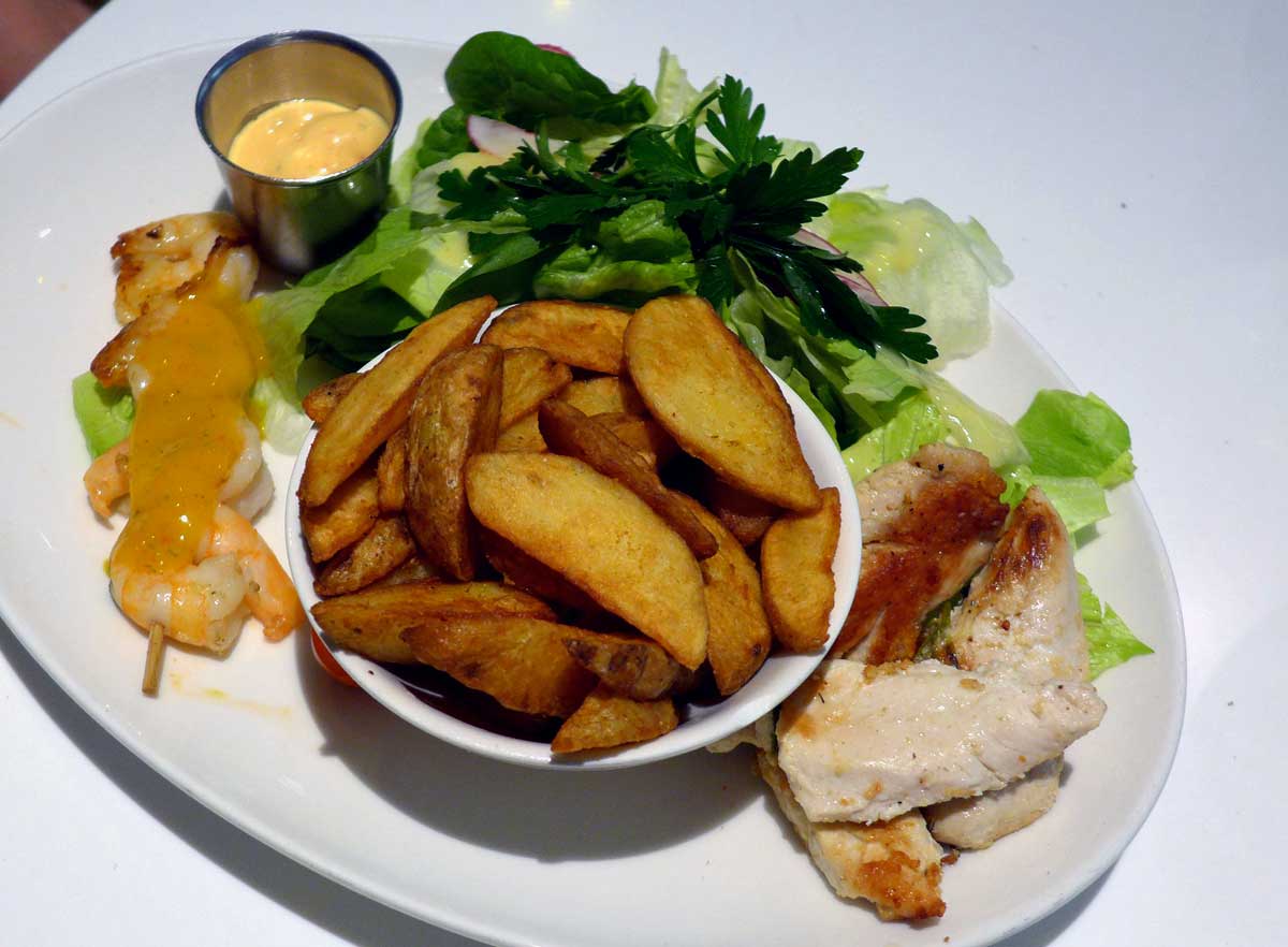 Restaurant LE PARADIS DU FRUIT : Assiette avec poulet au citron à la plancha, crevettes sautées