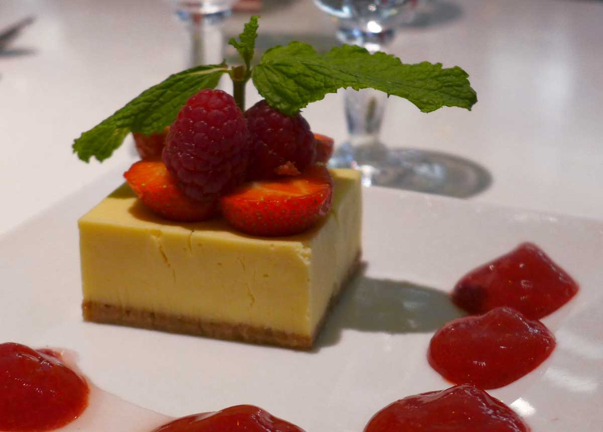 Restaurant LE PARADIS DU FRUIT : Cheesecake aux fruits frais et coulis de fruits rouges