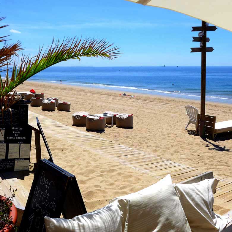 Restaurant Le Récif : Tables sur la plage