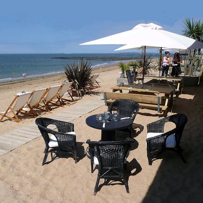 Les tables sur la plage avec vue sur l'Océan