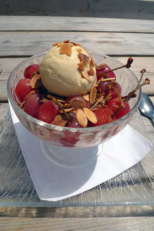 Restaurant Le Récif : Cerises avec une glace caramel au beurre salé