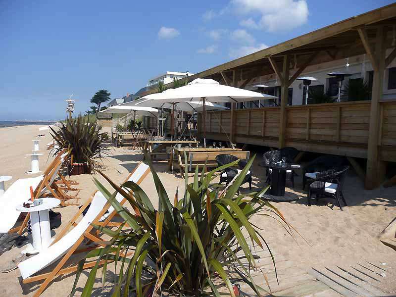 Les tables sur la plage avec vue sur l'Océan