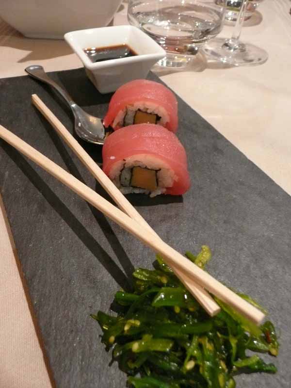 Restaurant du Marriott, maki de thon et foie gras avec une salade de wakame