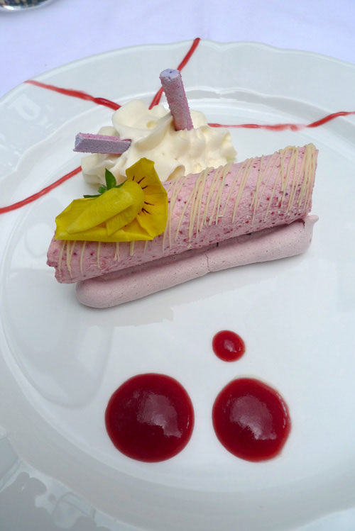 Restaurant Saint James, Le Vacherin fraises des bois avec meringue à la violette