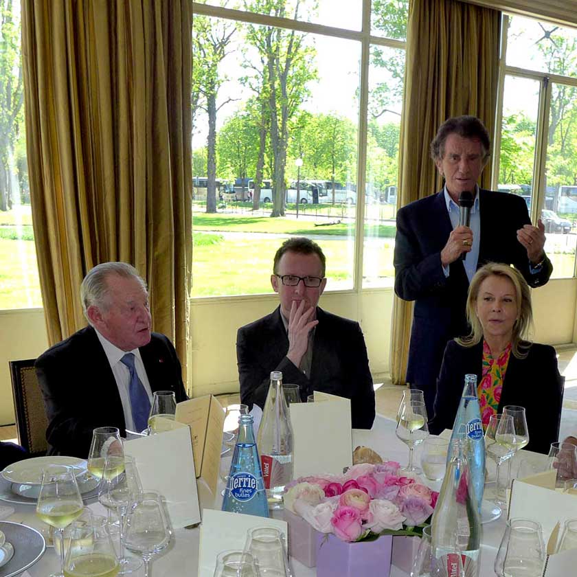 Gérard Pélisson à table et Jack Lang 