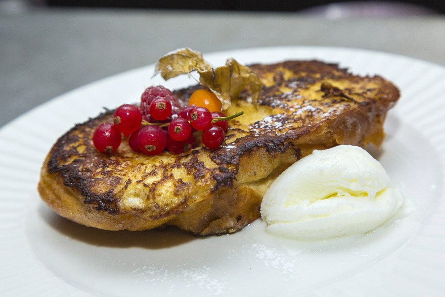 Restaurant Les Tantes Jeanne, La brioche façon pain perdu avec une glace yaourt