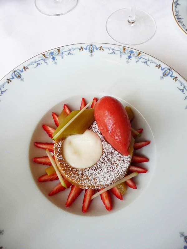 Restaurant L'Espadon, tarte sablée fraise et rhubarbe