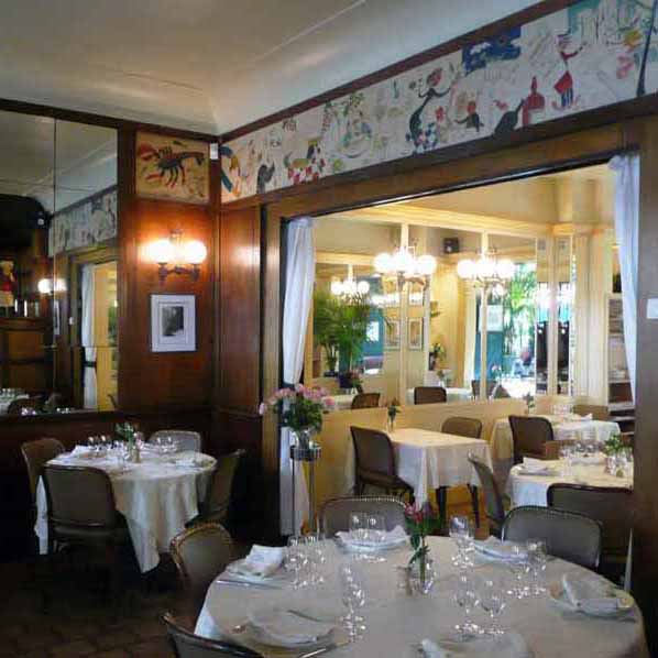 La salle du restaurant avec la fresque de l'histoire de Lily