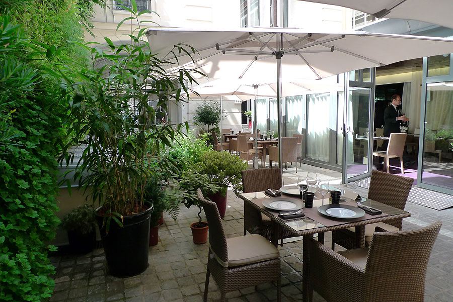 Restaurant M64, La cour jardin