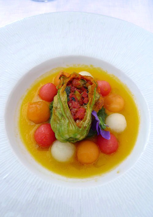 Restaurant Maison Blanche, melon multicolore crème prise de roquette et fleurs de courgettes